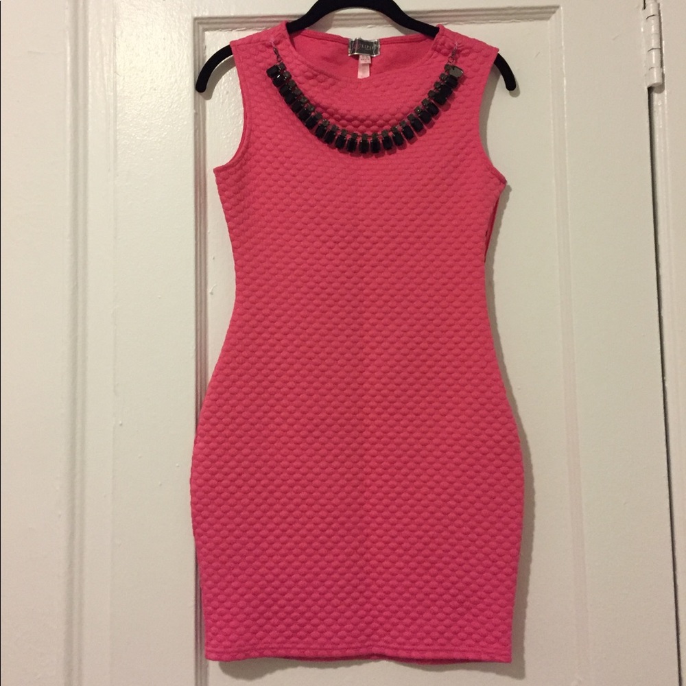 Fitted dress with a neck jewelry